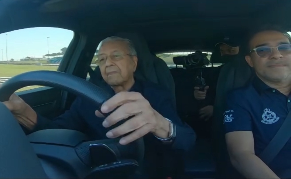 Even at 99yo, dr mahathir's able to drive 150km/h at sepang circuit | weirdkaya