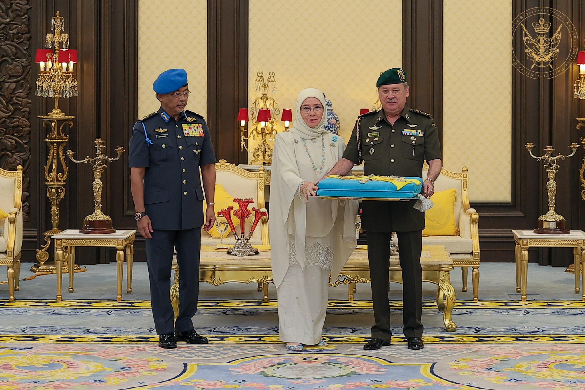 Tunku azizah aminah maimunah iskandariah standin beside sultan ibrahim sultan iskandar along with al-sultan abdullah