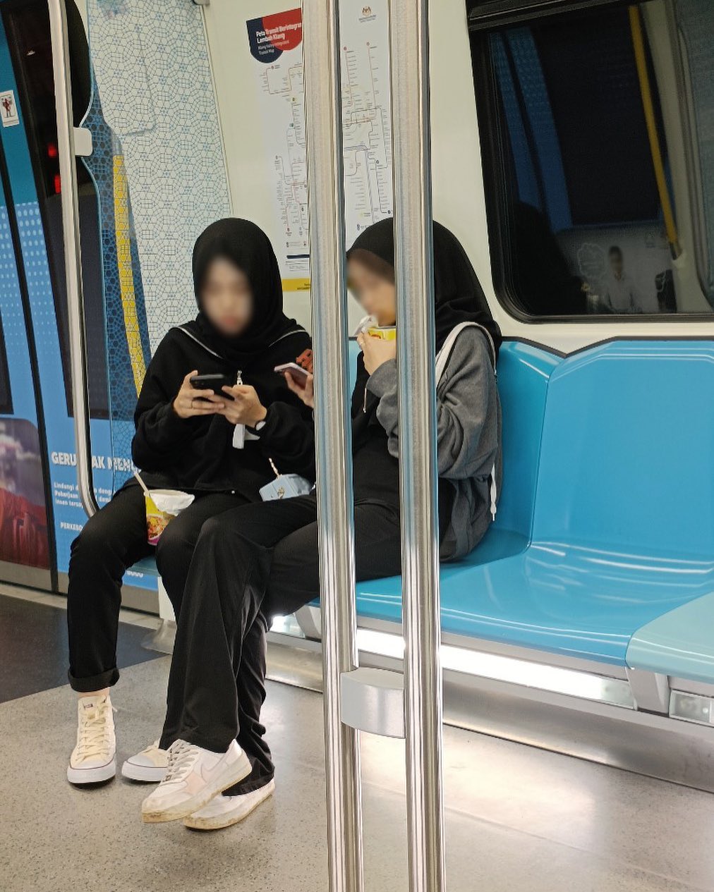 Rapidkl chides two m'sians who were caught eating hot maggie cup on mrt | weirdkaya