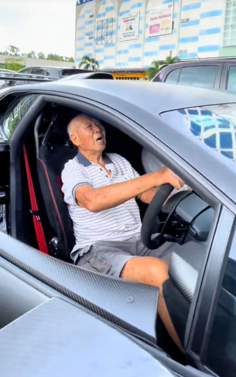 M'sian uncle wowed by lamborghini's engine