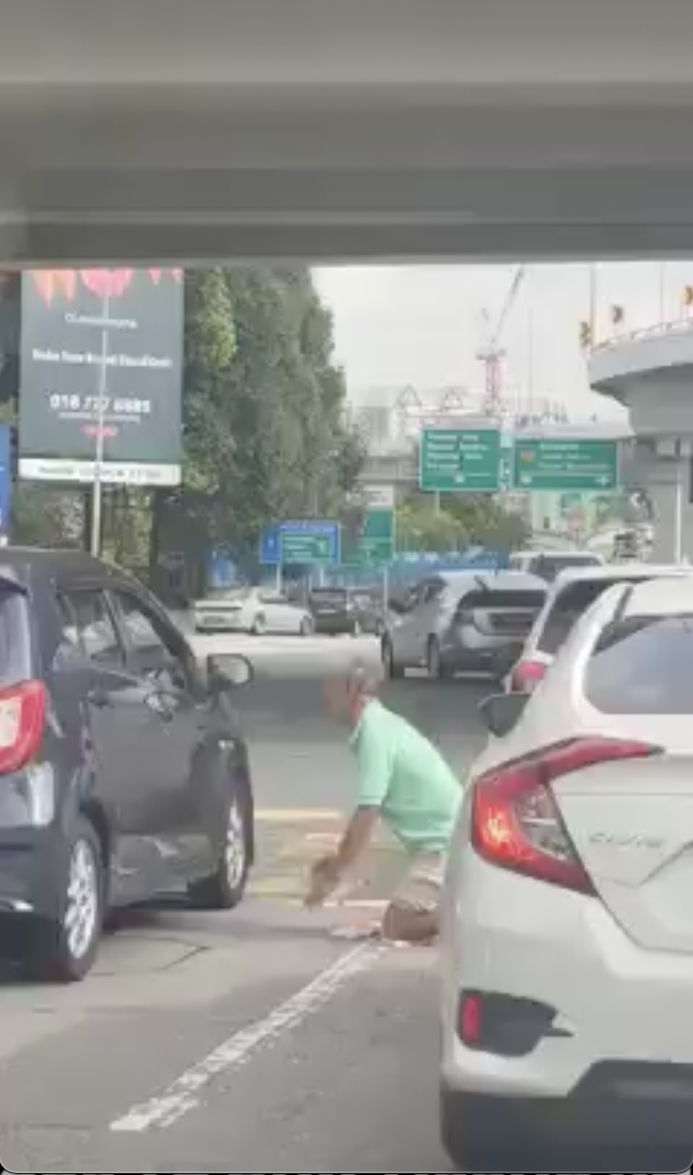 M'sian uncle seen begging drivers on his knees to buy tissue paper in kl￼ | weirdkaya