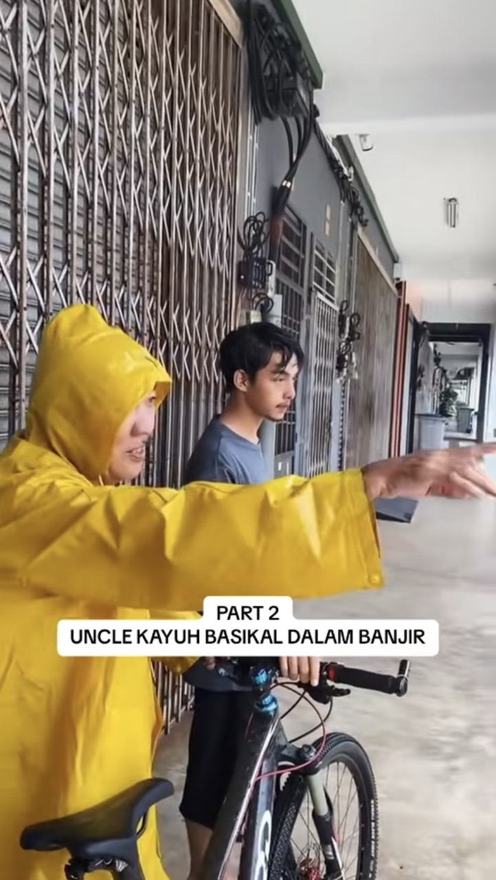 M’sian uncle cycles through floodwater to buy groceries in viral clip | weirdkaya