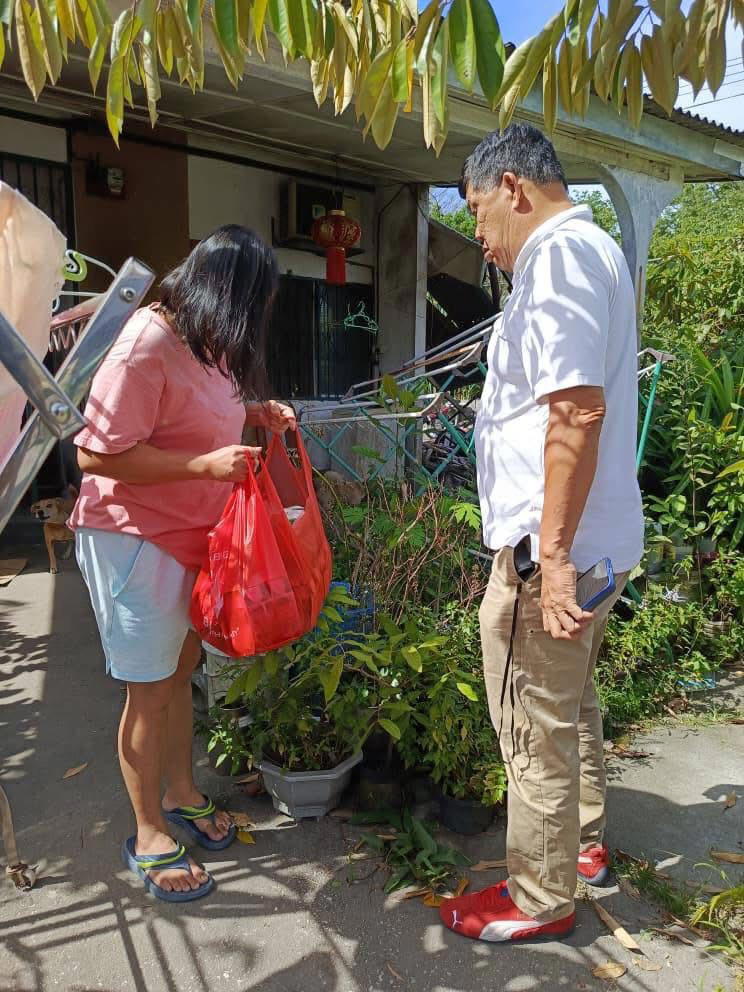 uncle kentang giving supplies to people in need