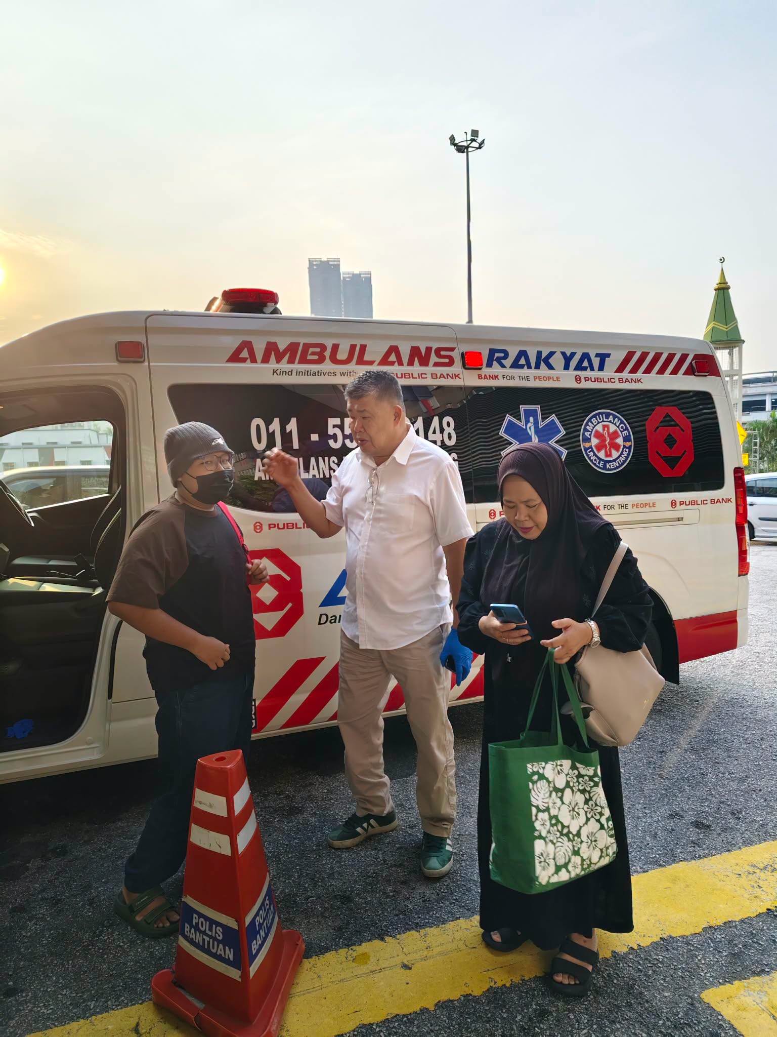 uncle kentang with malaysian family at hospital