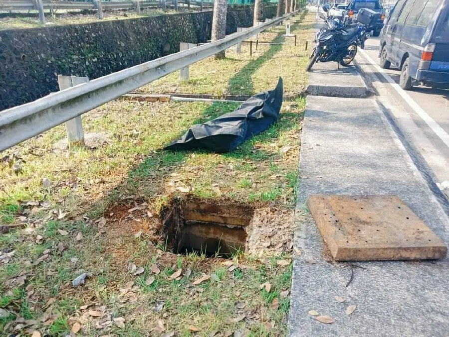 Uncovered manhole which M'sian man fell into