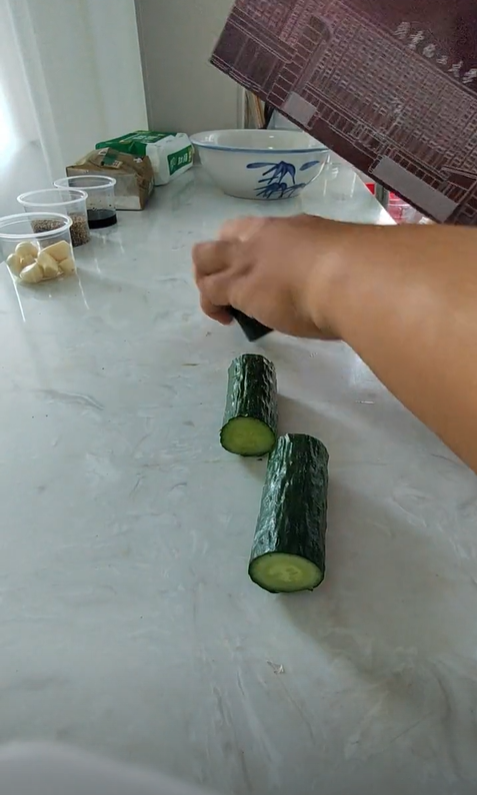 Uni student uses admission letter to cut cucumber