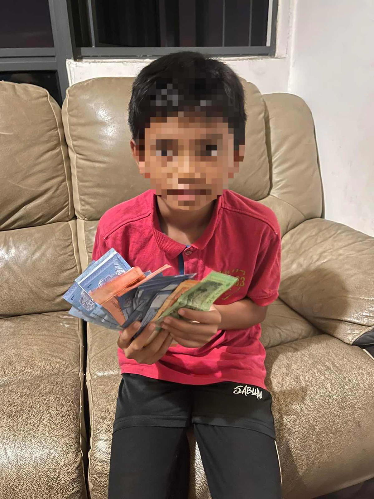 Boy uses savings to pay for friend's rm100 school fee so that they can attend school together