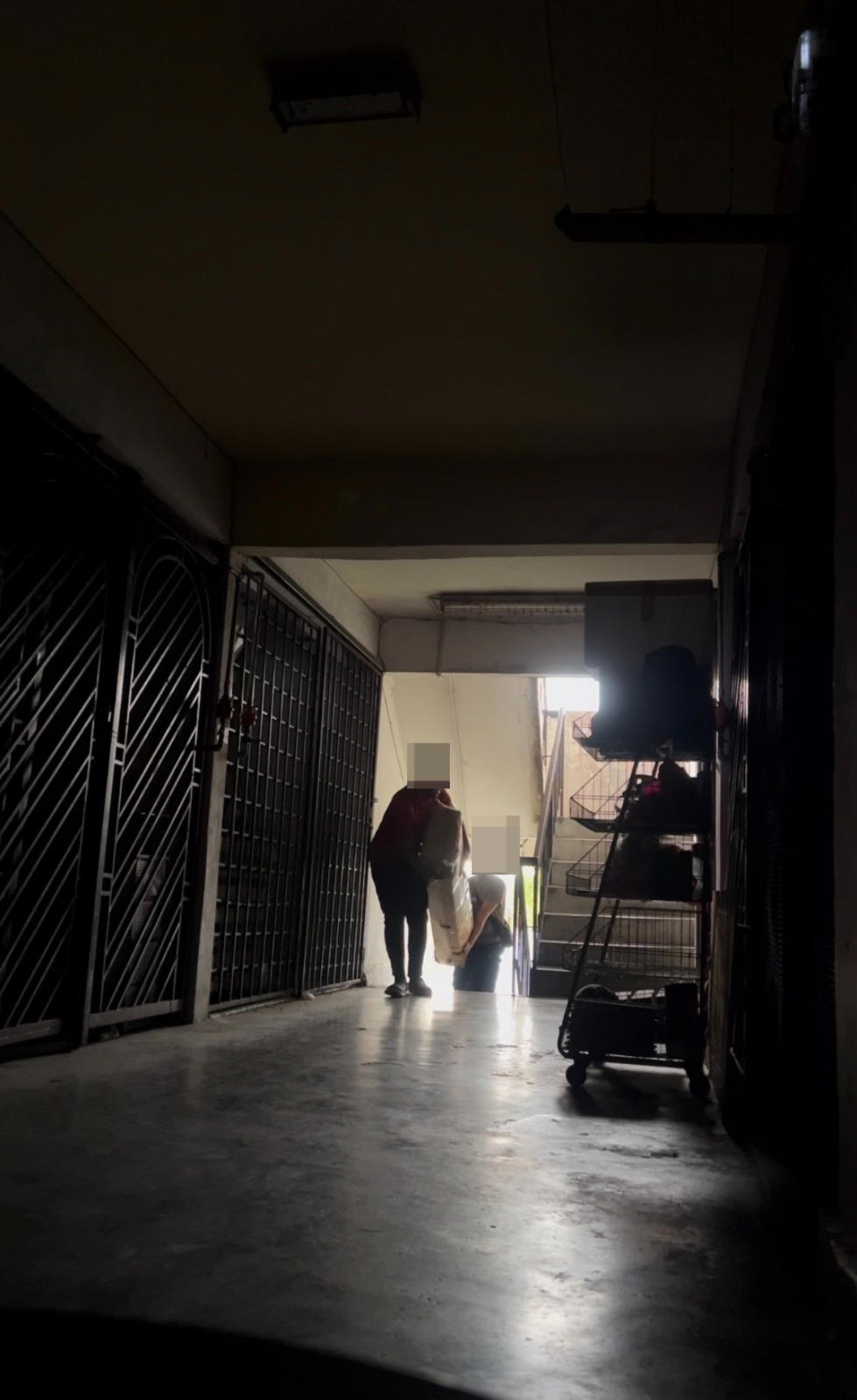 ‘Use Some Common Sense!’ – M’sian Slams Those Who Make Delivery Riders Carry 60kg Parcels Up Staircases