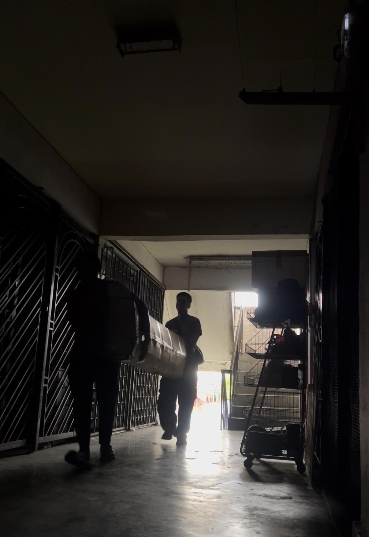 ‘Use Some Common Sense!’ – M’sian Slams Those Who Make Delivery Riders Carry 60kg Parcels Up Staircases