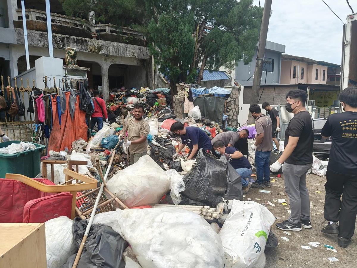 Volunteers cleaning up man's house in Johor