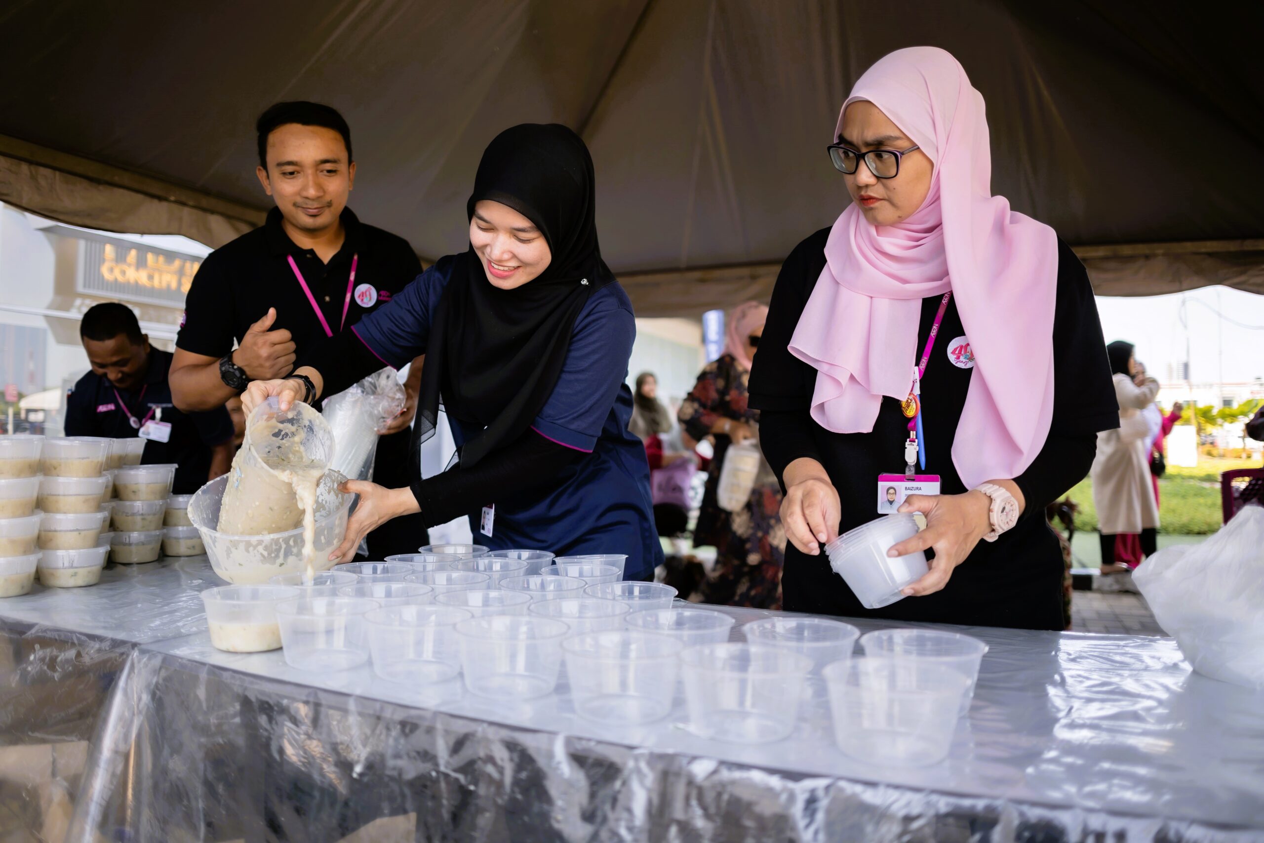 AEON Distributes Over 30,000 Bubur Lambuk For Ramadan | WeirdKaya