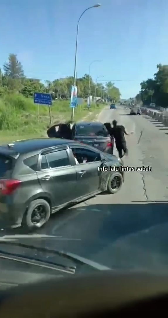 Angry myvi driver rams car into fellow driver after a verbal argument | weirdkaya