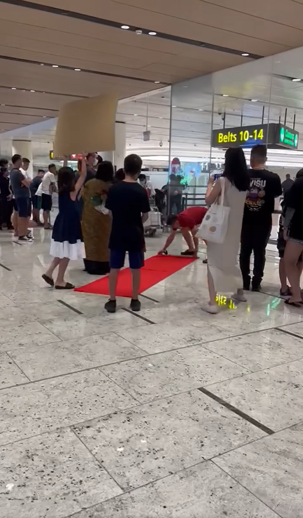 Family waits for grandma at changi airport