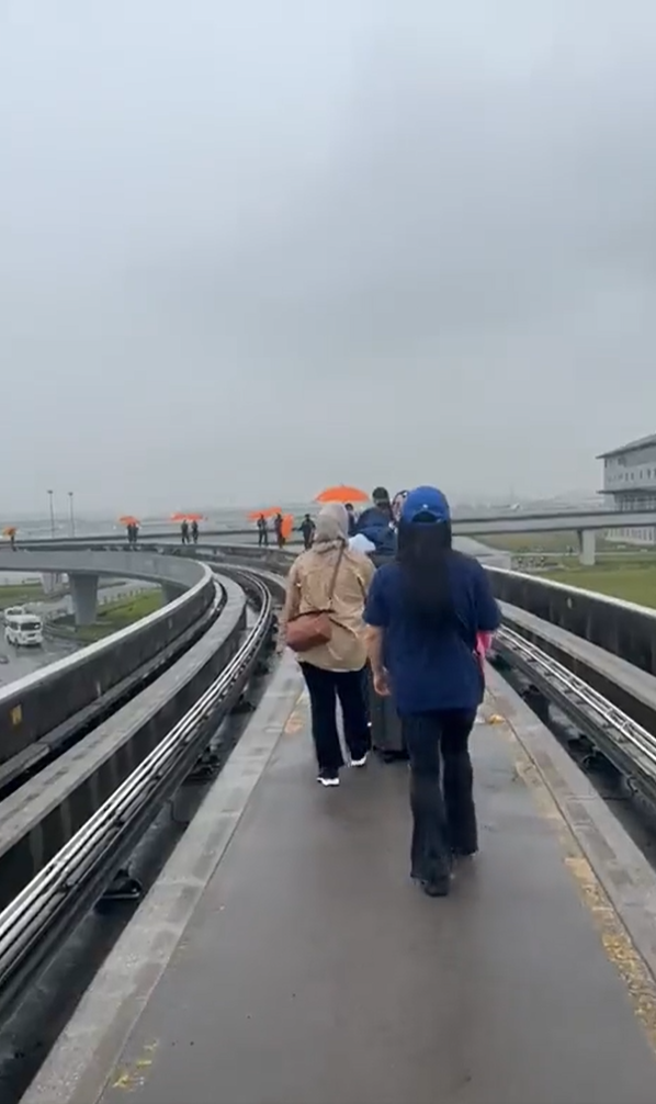Aerotrain at klia breaks down, forces 114 passengers to walk in the rain