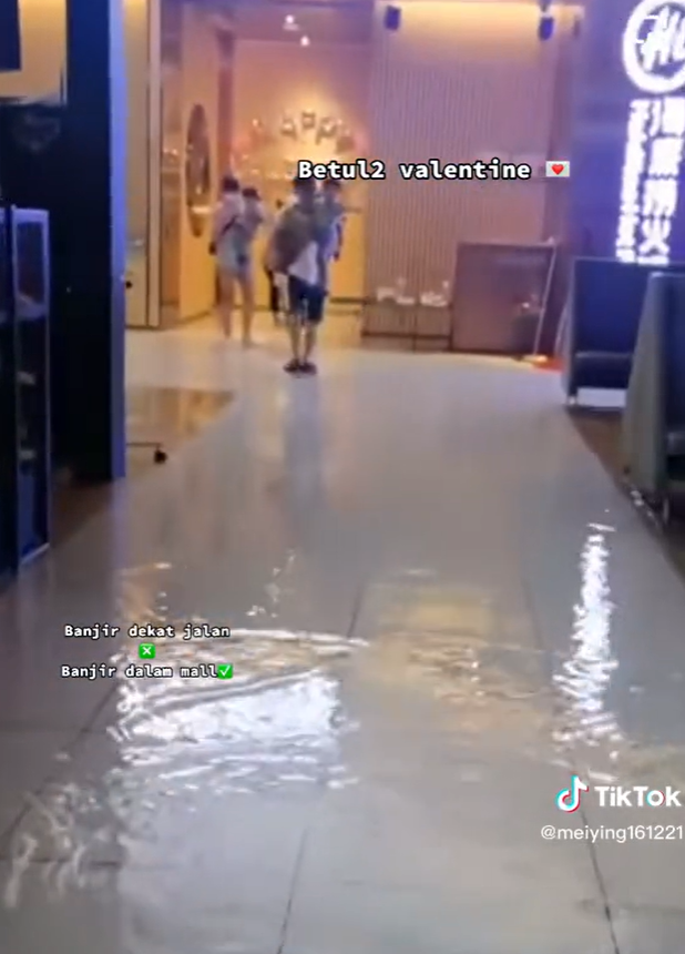 Flooding at queensbay mall