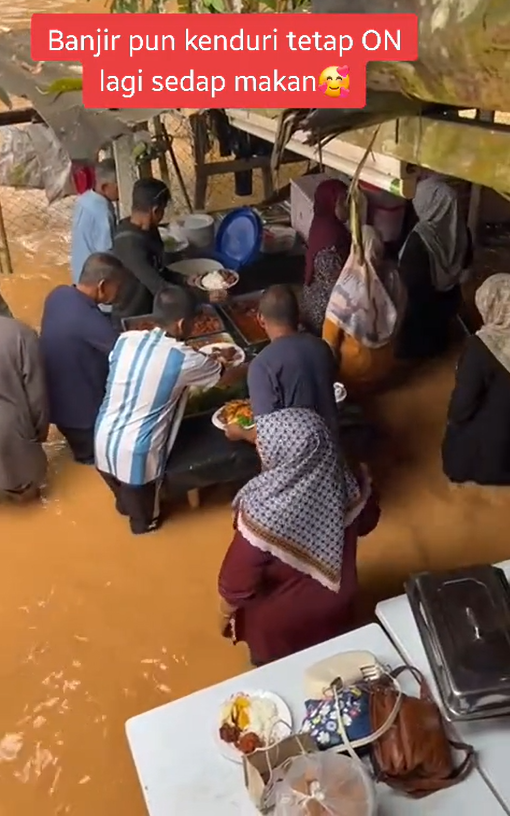 Wedding guests take food despite flood