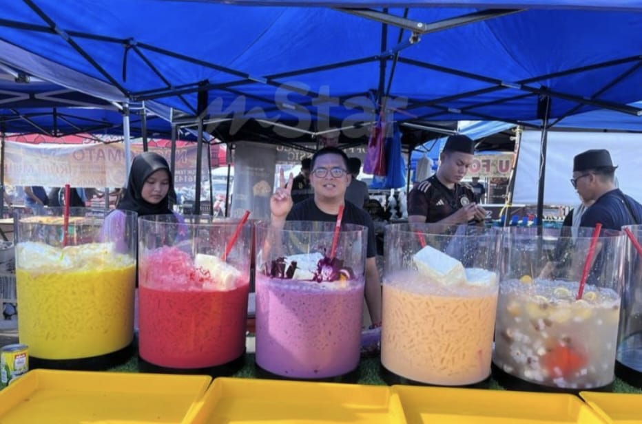 M'sian man selling drinks at his stall
