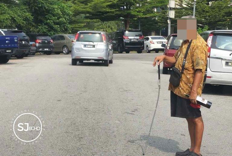 Blind uncle seen asking bystanders for money in kl, scolds them if they refuse to do so