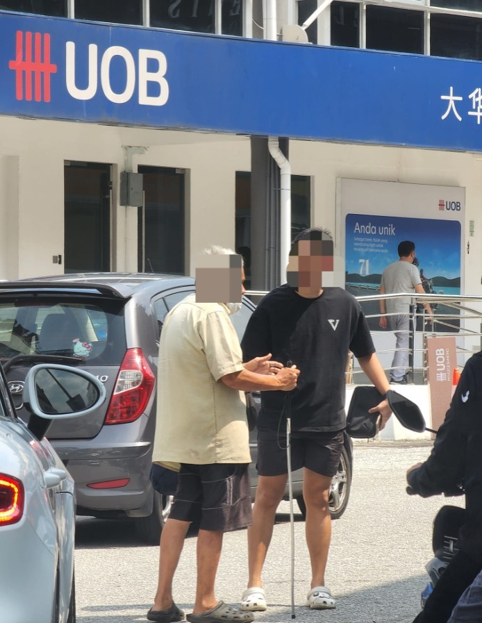 Blind uncle seen asking bystanders for money in kl, scolds them if they refuse to do so