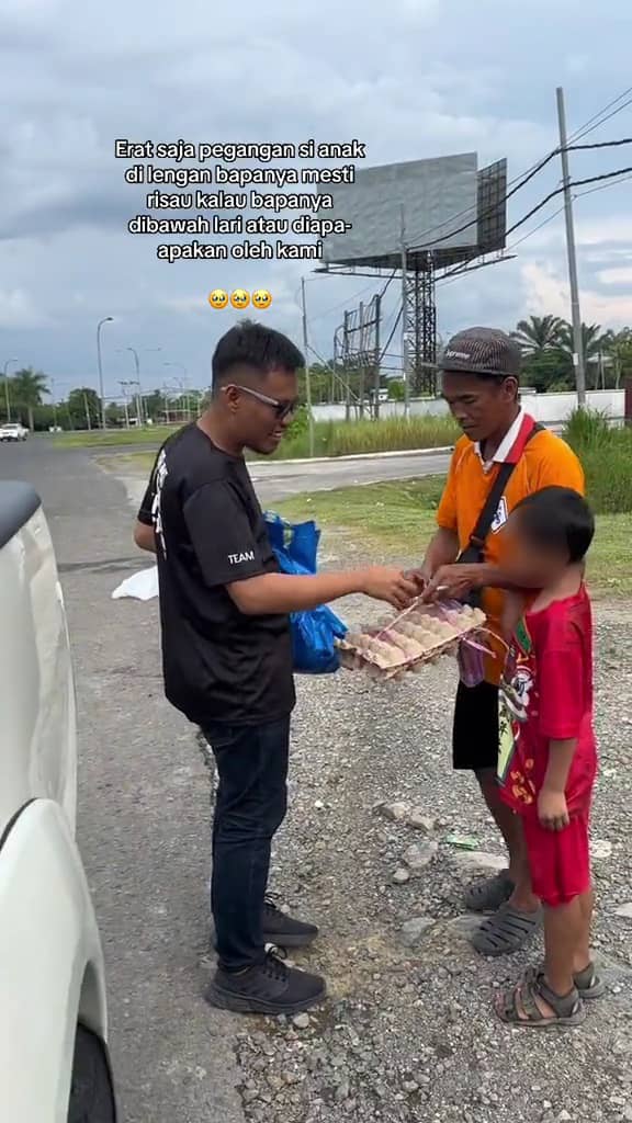 M'sian influencer earns praise from netizens for helping a father who gave up his job due to health problems | weirdkaya