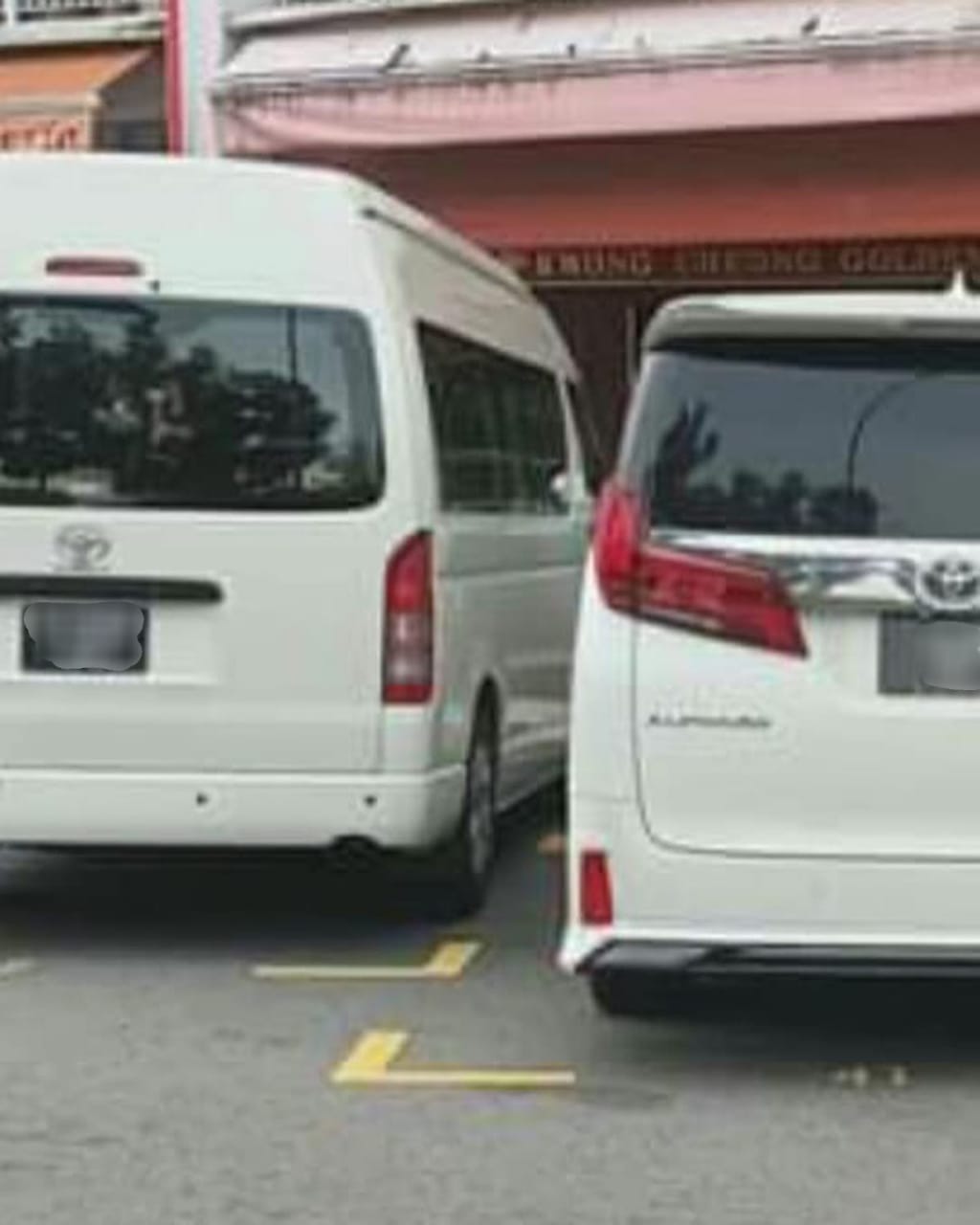 M’sian woman 'chups' parking spot with her body in s’pore, gets slammed by netizens | weirdkaya