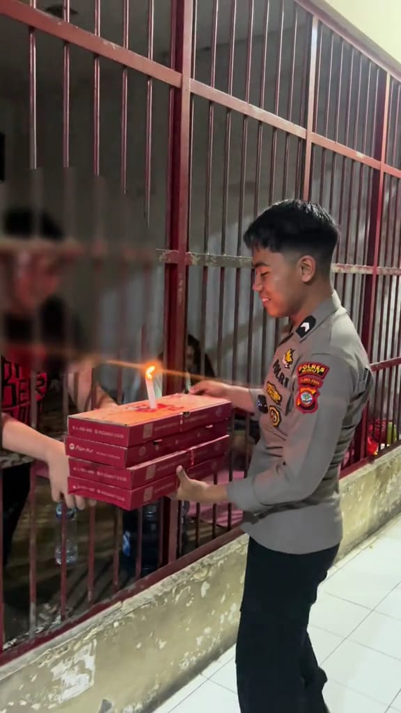 Indonesian guard surprises inmate with pizza for his birthday | weirdkaya