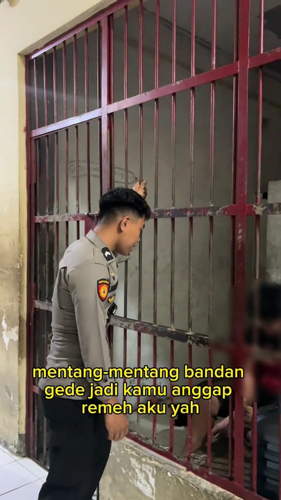 Indonesian guard having a conversation with an inmate