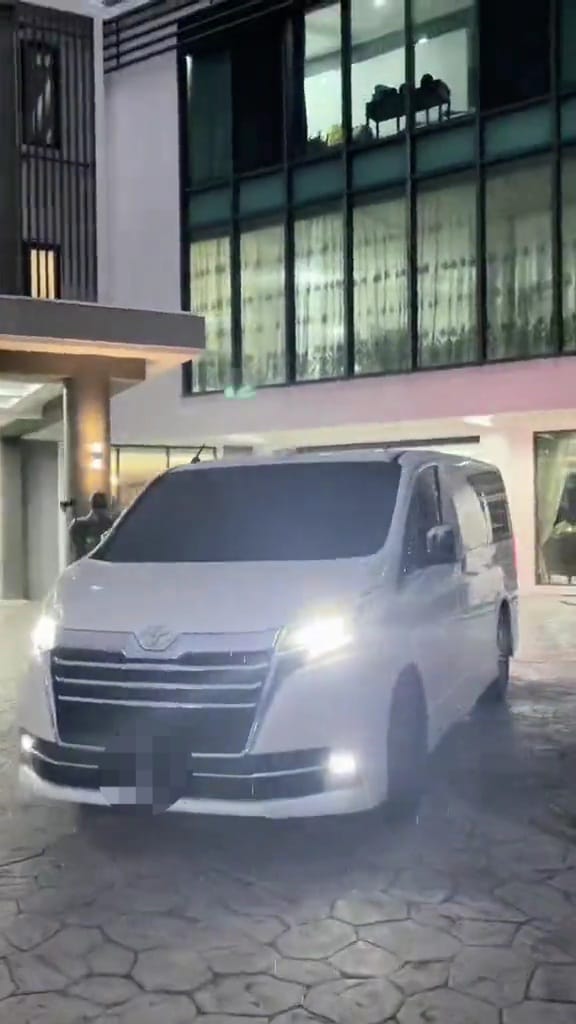 Toyota vellfire parked in front of a house