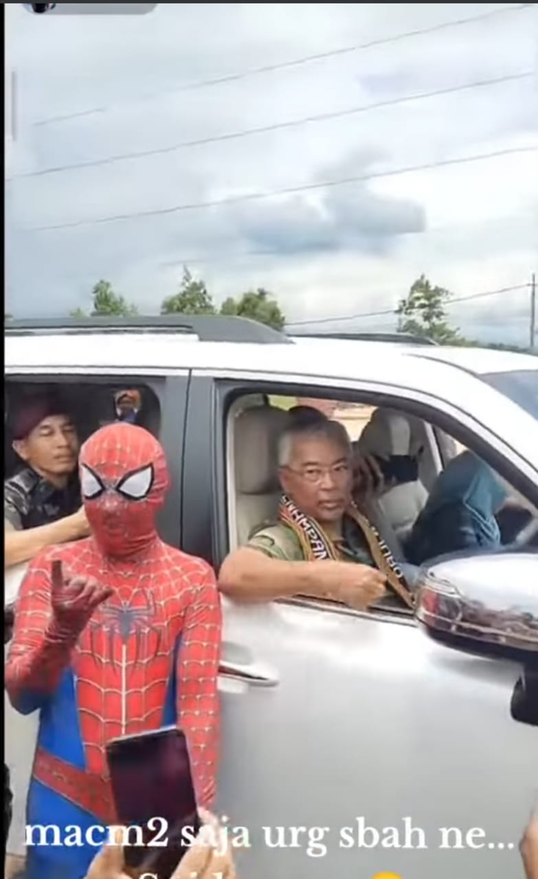 M'sian dressed as spiderman greets agong & gives him food during sabah visit | weirdkaya