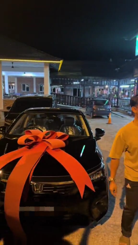 Group of m'sians surprise their friend who took a bus to work for 2 years with a new car | weirdkaya
