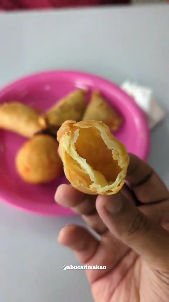 Msian man showing the air-filled karipap