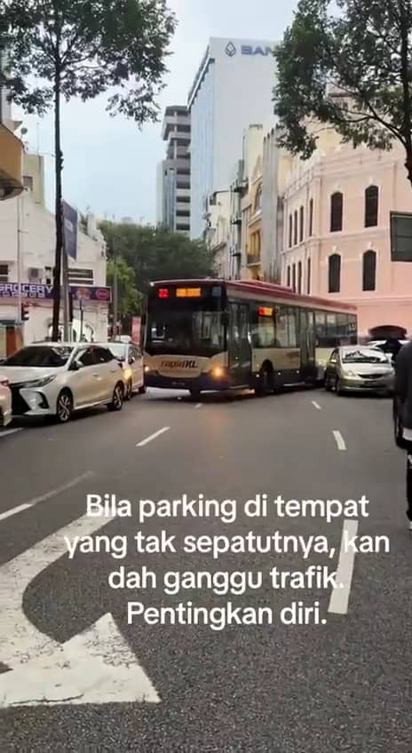 Rapidkl was stucked between two car at an intersection