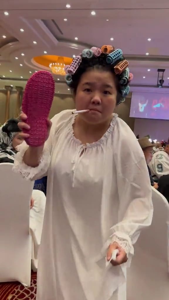 Msian landlady qiu yuen cosplayer showing slipper