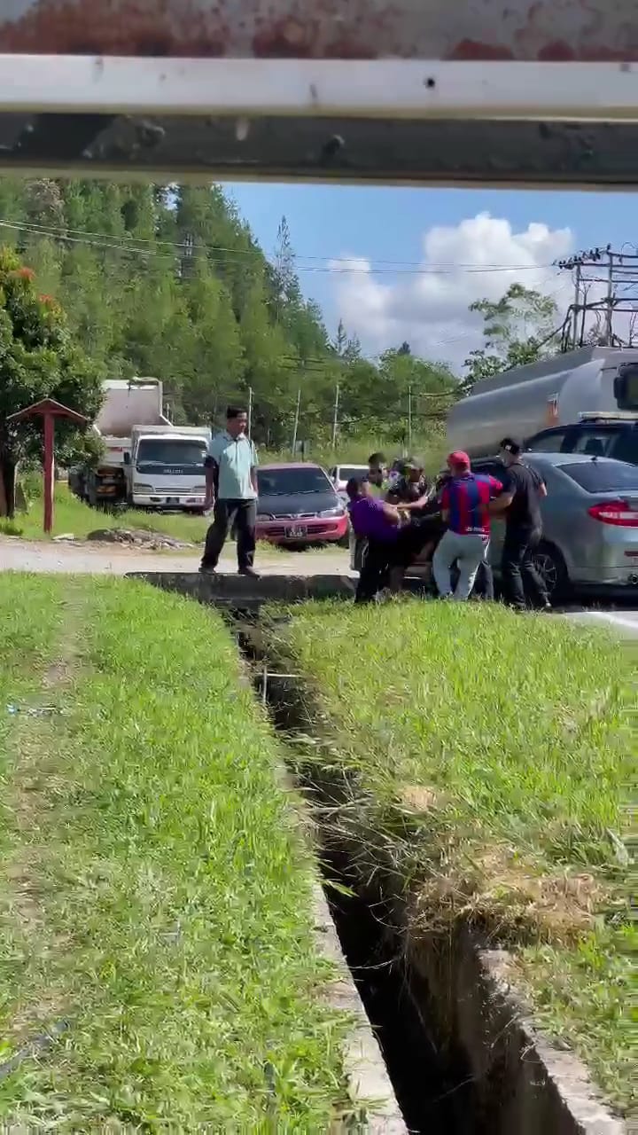 Public stopping the man from  fleeing away