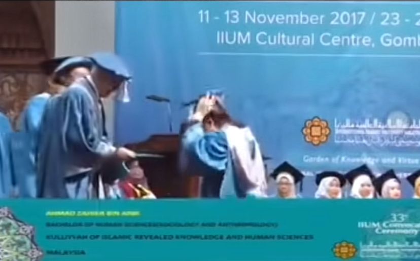 M’sian grad knocks off scroll by mistake while giving a bow, leaves netizens in stitches | weirdkaya