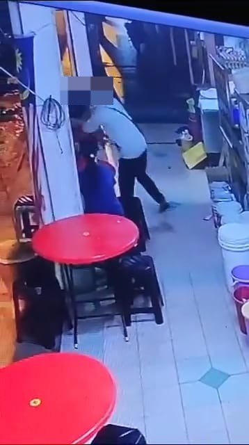 A customer stabbing a food vendor with knife near his stall.
