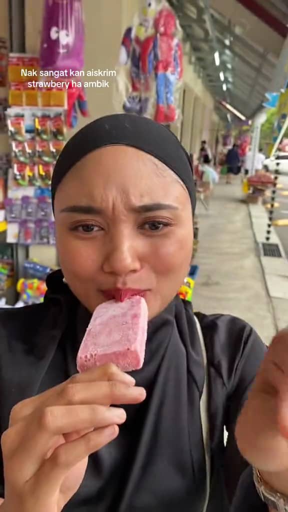 M'sian woman struggling to remove her lips that got stucked on ice cream.