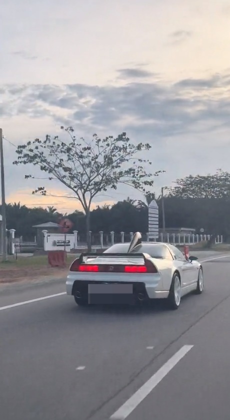 Surprised m'sian couple shocked by the real price of this ultraman-themed honda nsx-r.