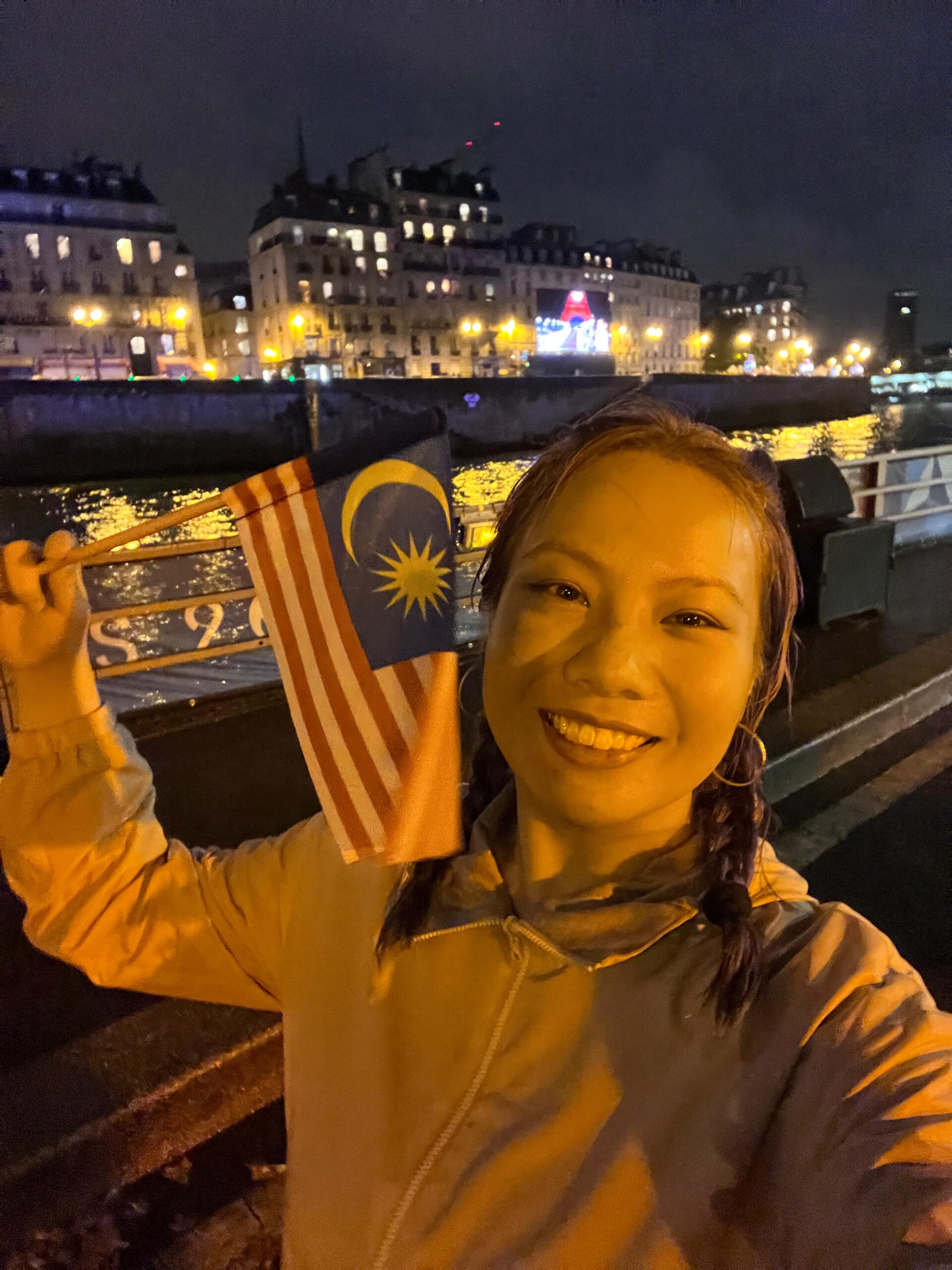 M’sian woman flies all the way to paris to catch m’sian olympic athletes in action | weirdkaya