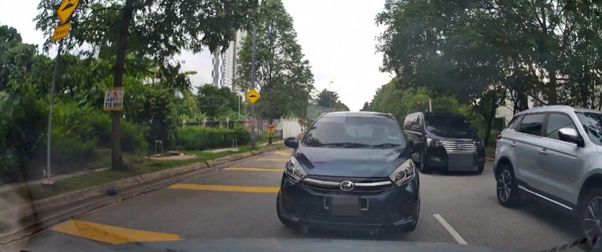 M’sian driver refuses to give way to 7 cars that drove against traffic in kl