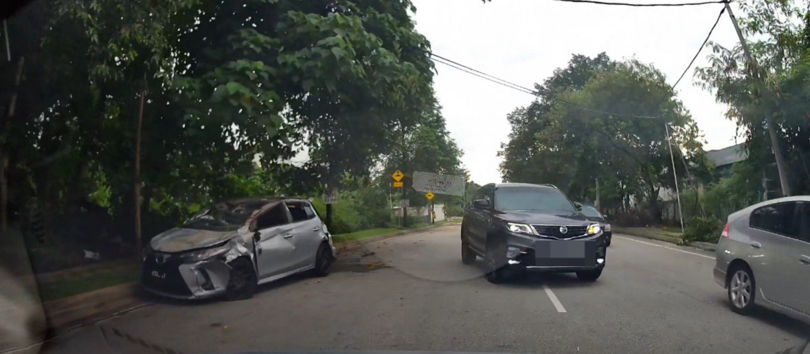 M’sian driver refuses to give way to 7 cars that drove against traffic in kl