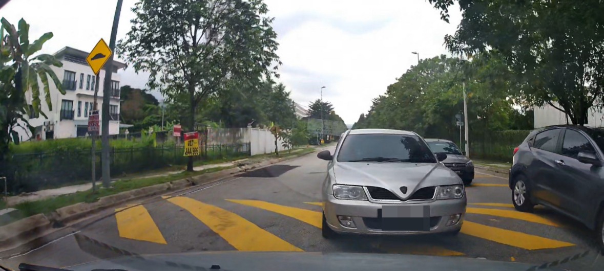 M’sian driver refuses to give way to 7 cars that drove against traffic in kl