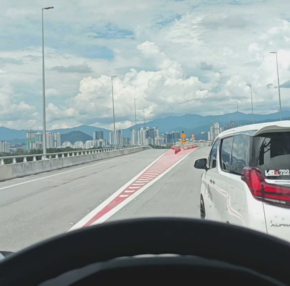 Alphard swerves in front of m'sian driver out of the blue