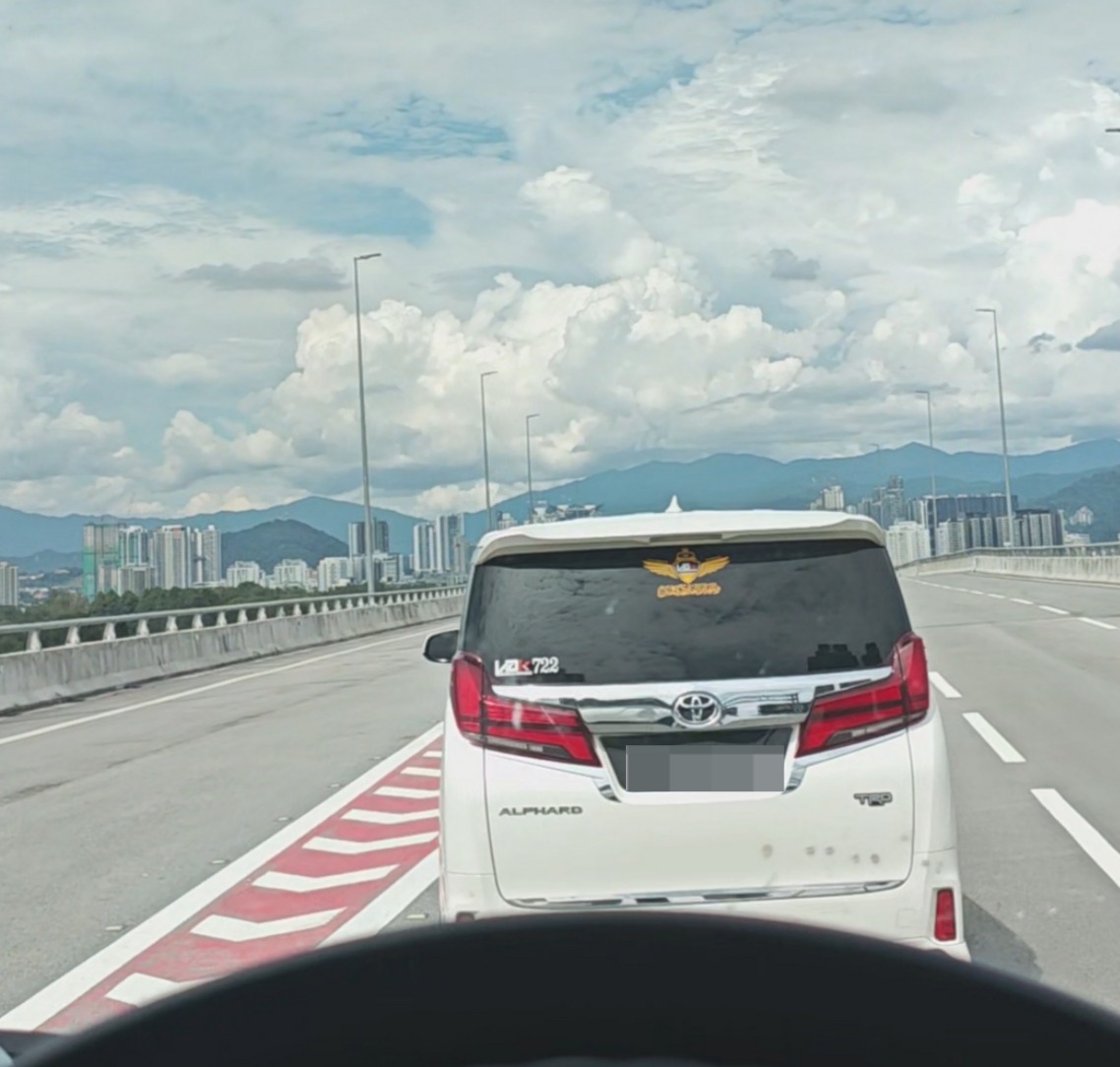 Alphard swerves in front of m'sian driver out of the blue