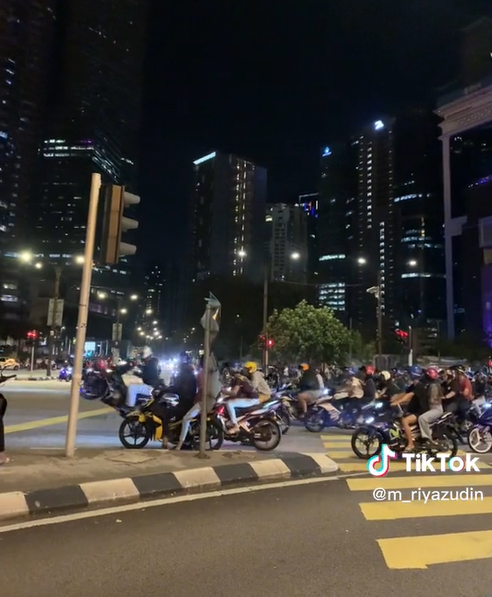 'mat rempit' does a wheelie at a traffic light near klcc