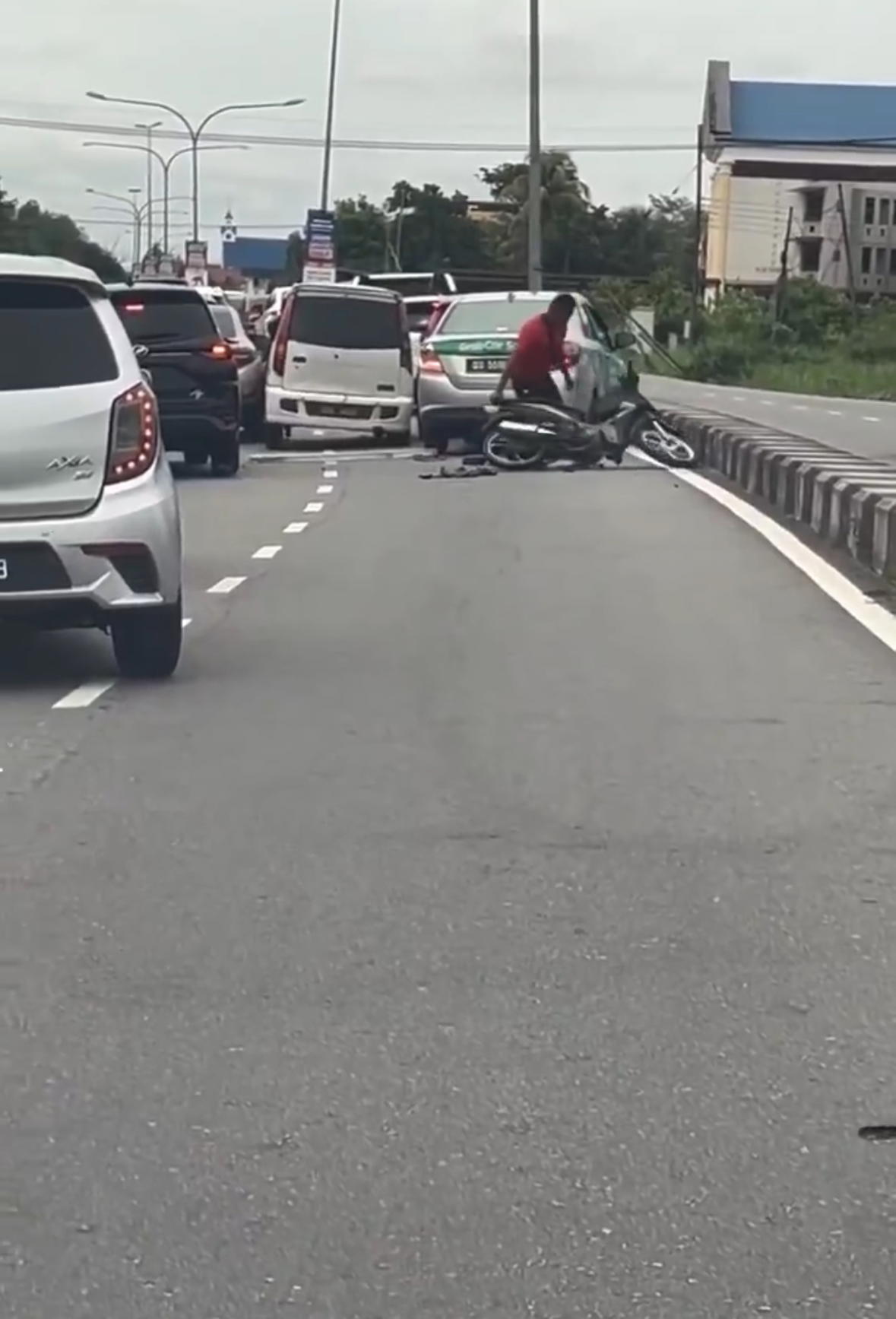 White Kenari Driver Rams Into Motorcyclist & Several Cars, Later Tests Positive For Drugs