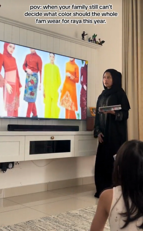 M'sian woman does presentation on hari raya outfit
