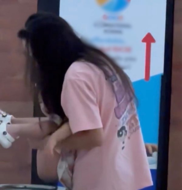 woman let her child pee into trash bin'