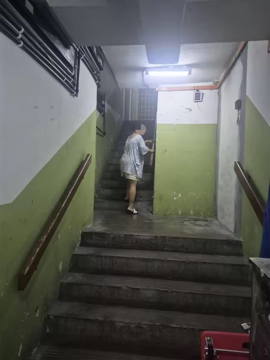 Woman makes cookies for cancer treatment (1)