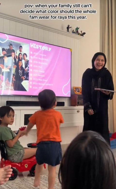 M'sian woman does presentation on hari raya outfit to her family